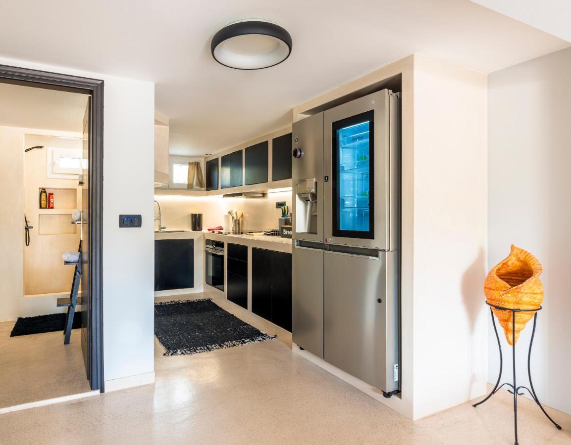 Black And White Apartment Pollonia Exteriör bild